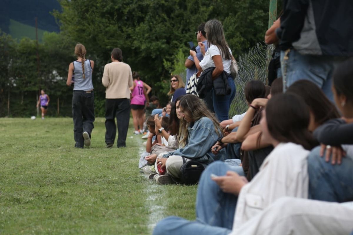 TRIBUNAS NATURALES. El público colmó los alrededores de la cancha para seguir de cerca el clásico en el Club de Tafí del Valle..
