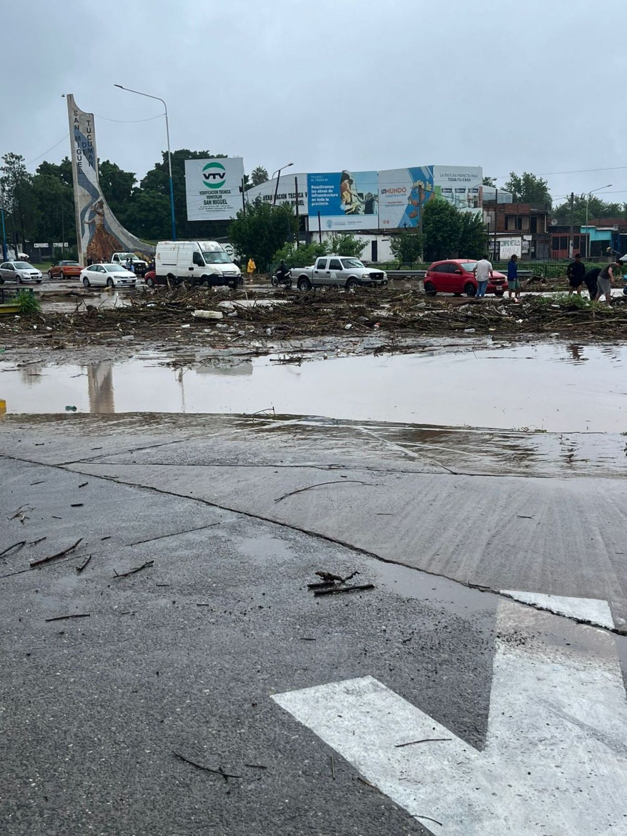 HUELLAS DEL TEMPORAL. El agua arrastró todo a su paso y dejó montículos de barro y escombros en las calles.