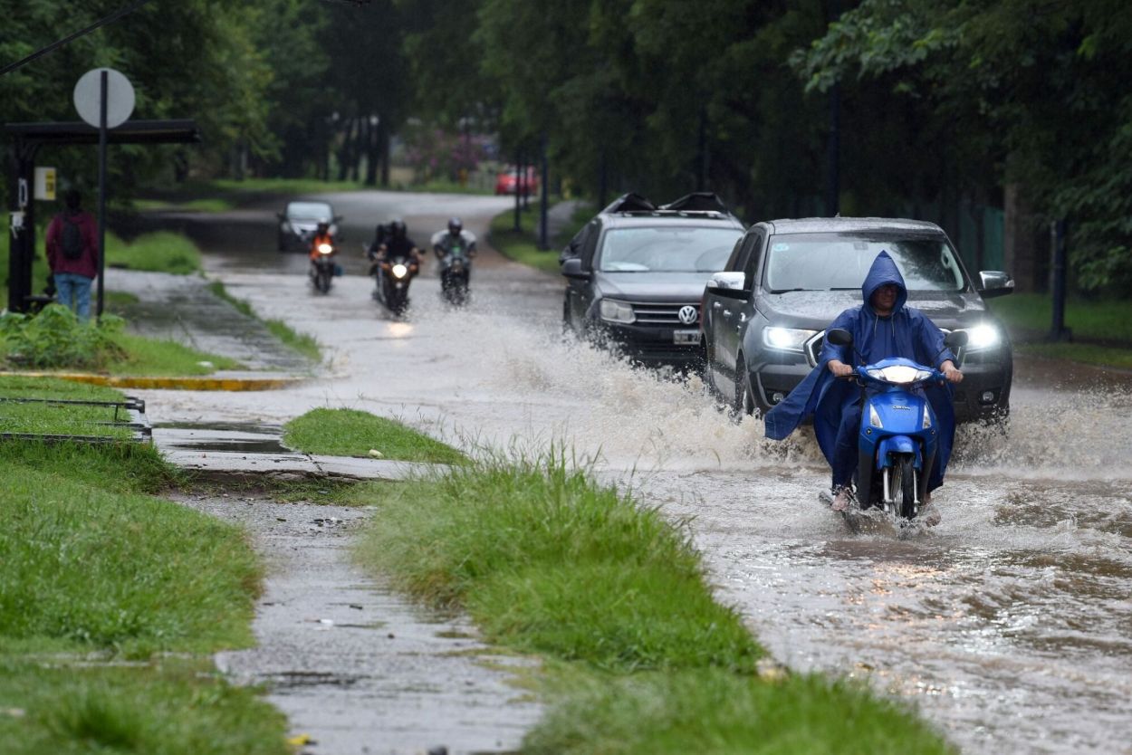 UN RÍO. El sistema de desagües trabajó al máximo.