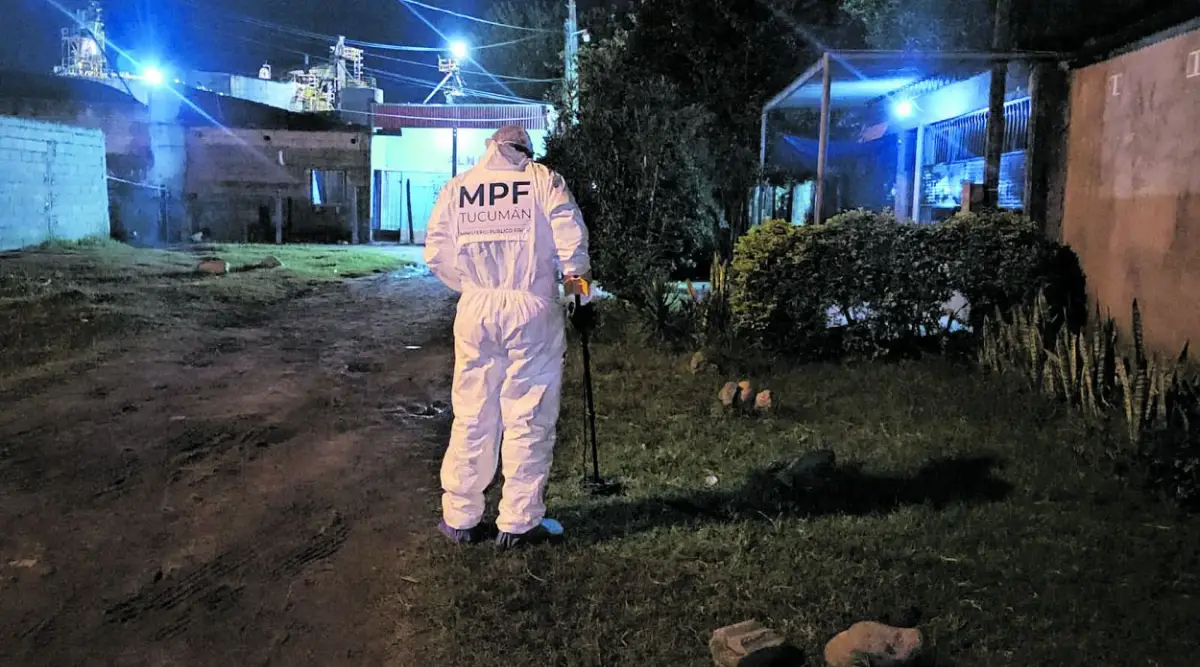 MEDIDA. Un perito busca con un detector de metales evidencias.