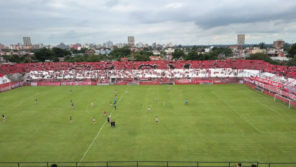 Los equipos ya se encuentran en el campo de juego