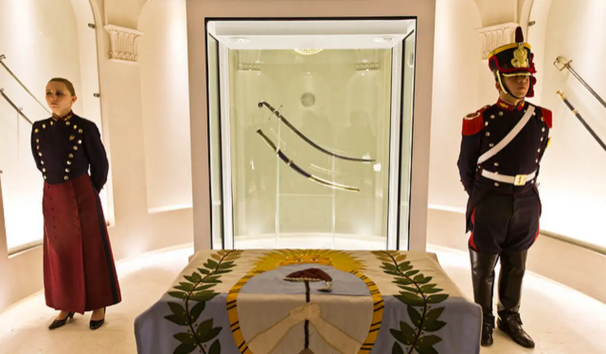 La historia del sable corvo de San Martín.