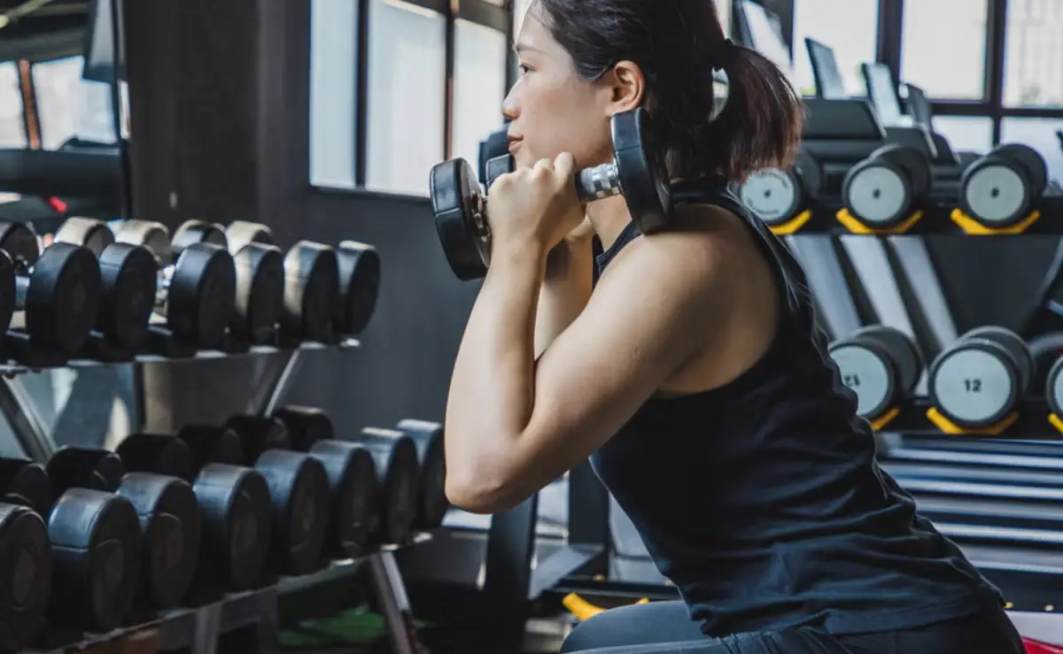 Esta variante de sentadilla con el talón elevado desplaza más trabajo a los muslos.