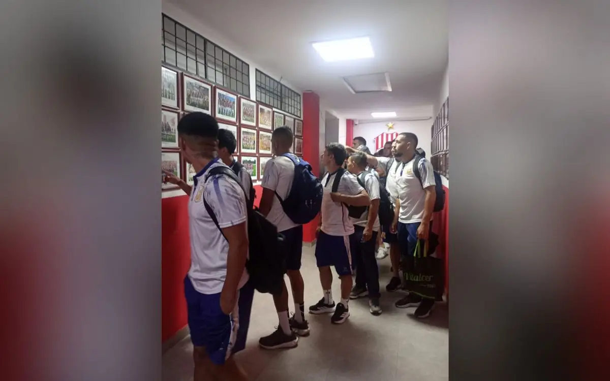 Los jugadores del Rojo recorren las instalaciones del estadio