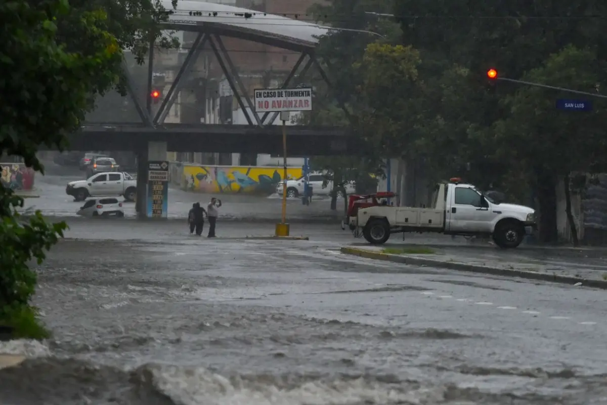 UNA POSTAL QUE SE REPITE. En la calle 24 de Septiembre, debajo del puente, el nivel del agua subió rápidamente y un vehículo no pudo avanzar.  La Gaceta / Fotos de Silvia Granara - Diego Aráoz