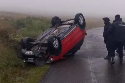 Accidente en Tafí del Valle: un efectivo policial perdió el control del auto y volcó en la ruta 307