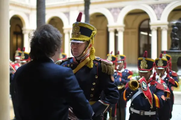 Milei entrega el sable de San Martín a los Granaderos: las claves del acto en San Lorenzo