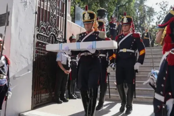 Custodiado por los Granaderos, el sable corvo de San Martín arribó al aeroclub de San Lorenzo