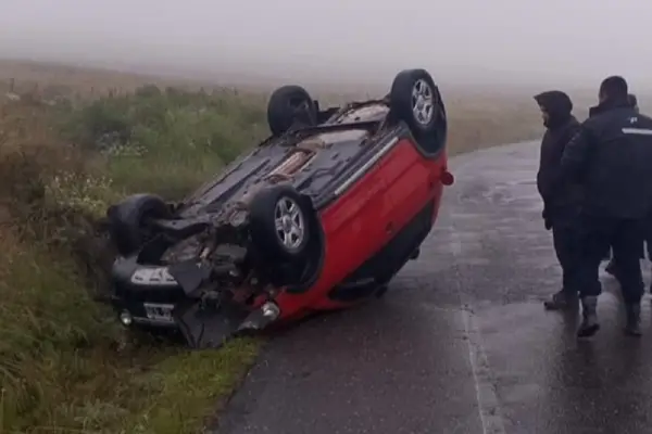 Accidente en Tafí del Valle: un efectivo policial perdió el control del auto y volcó en la ruta 307