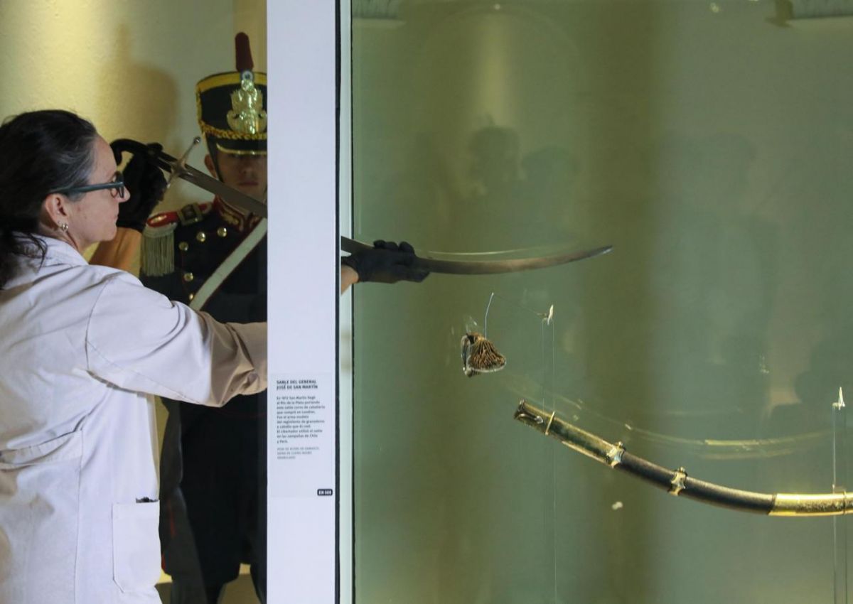 Custodiado por los Granaderos, el sable corvo de San Martín arribó al aeroclub de San Lorenzo