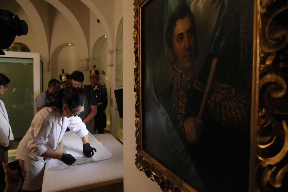 Custodiado por los Granaderos, el sable corvo de San Martín arribó al aeroclub de San Lorenzo