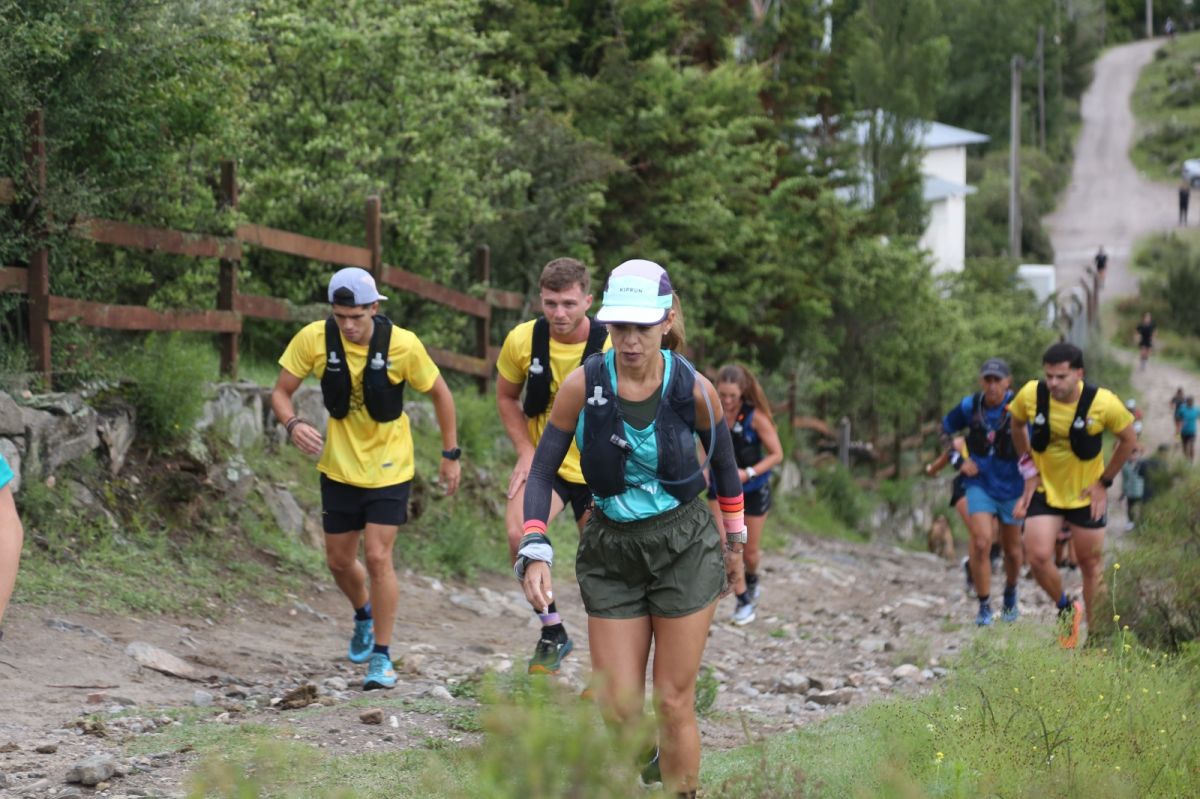 EN SUBIDA. El equipo de Marcos Paz trepa hacia el cerro 