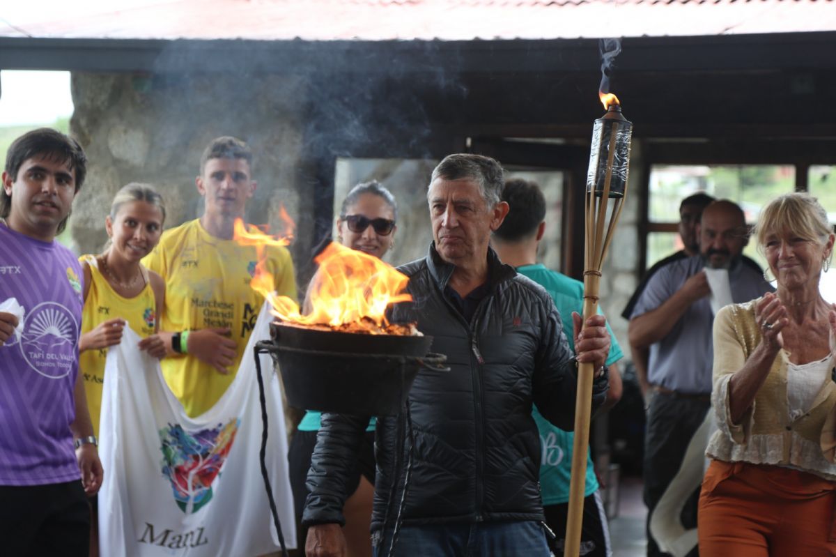 FUEGO SAGRADO. Eduardo Mirande, en memoria de su madre, encendió la llama olímpica en el momento más emotivo de la tarde.