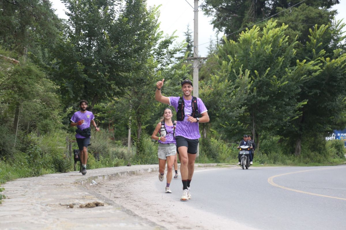 ÚLTIMOS METROS. La delegación de Villa Nougués sonríe al ver que está a punto de llegar a la meta.