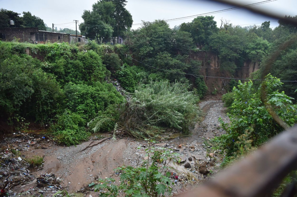 SITUACIÓN LÍMITE. La erosión en el arroyo Nueva Esperanza ha profundizado los barrancos debilitando las bases de los terrenos de las viviendas. la gaceta / fotos de silvia granara