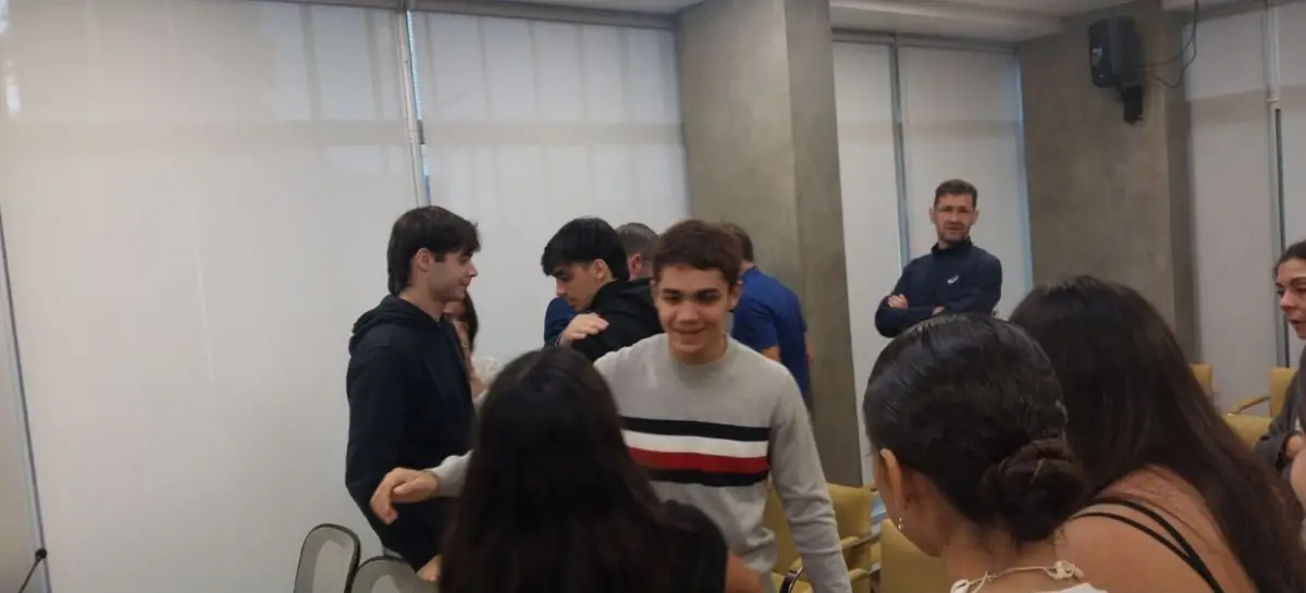 SATISFACCIÓN. El joven liberado se acerca a sus familiares tras conocerse la decisión del juez Sánchez.