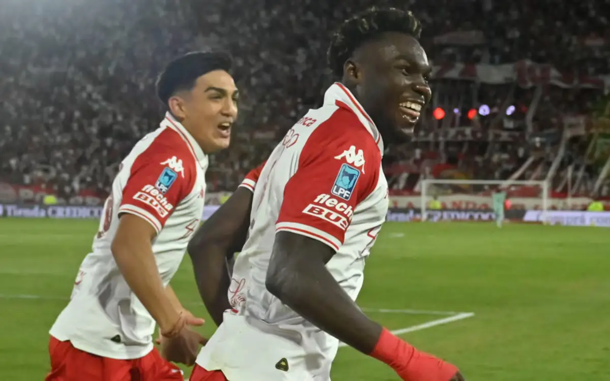 LA FIGURA. Jordy Caicedo, el responsable de la victoria de Huracán.