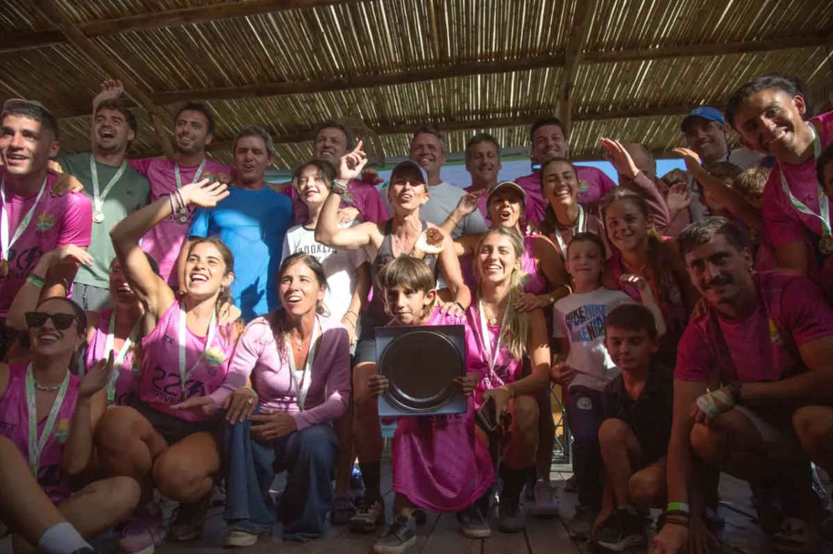 DEFENSA EXITOSA. Con 68 puntos, Tafí A repitió el logro del año pasado, se quedó con el título y el equipo completo celebró en la jornada final de las Olimpiadas Intervillas en el Club Tafí del Valle. Raco A y Villa Nougués completaron el podio.