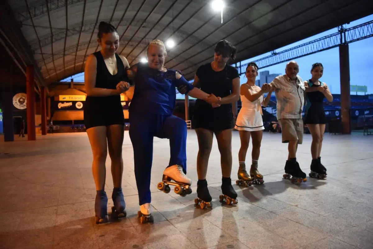 VOLVER A RODAR. La alumna Amira Mafut, María Giménez; las instructoras, Roxana Bazán y Andrea Acosta, Rolando Acosta y la técnica, Sol Álvarez. la gaceta / fotos de osvaldo ripoll