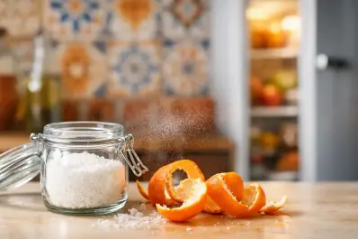 Por qué licuar cáscara de mandarina con bicarbonato es un eficaz truco de limpieza casero