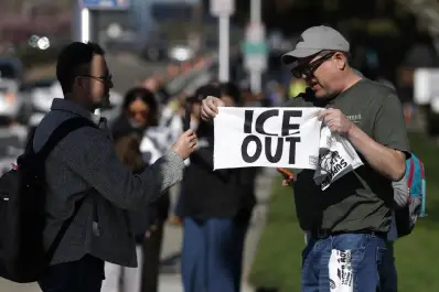 Protesta en el Super Bowl LX: activistas repartieron toallas con el lema “ICE fuera” en la puerta del estadio