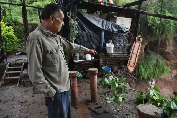 Vivir al borde del precipicio: el drama de los vecinos de un barrio taficeño