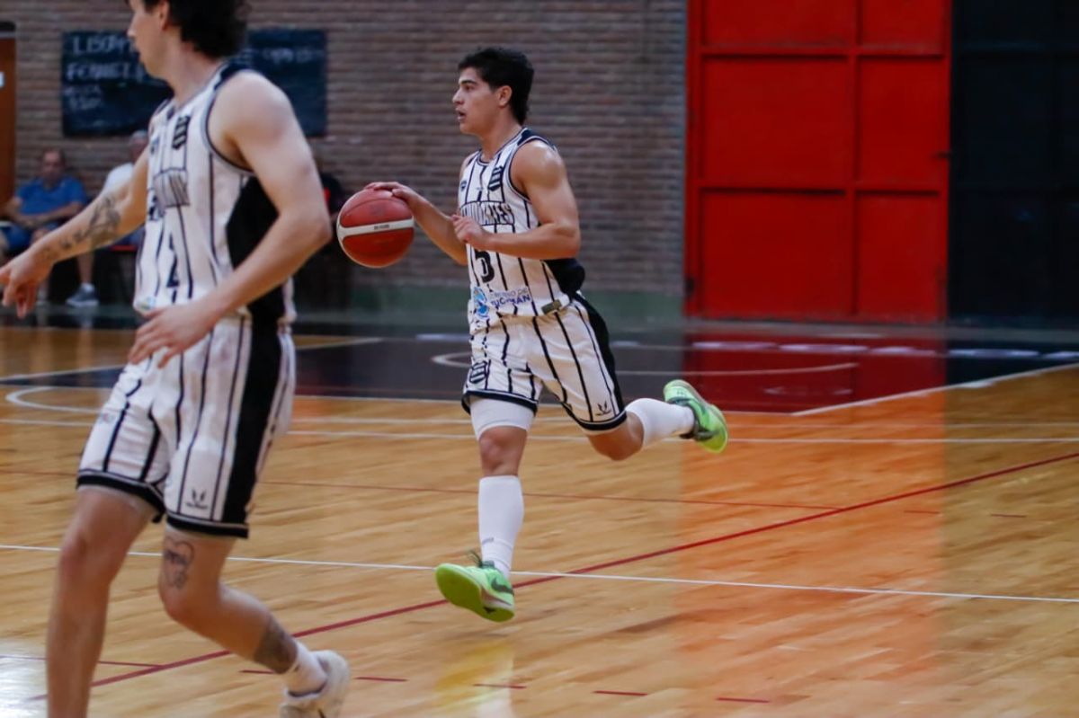 DOMINIO. Estudiantes manejó los tiempos del juego, con claridad en ataque y solidez colectiva para construir una victoria amplia ante Colón.