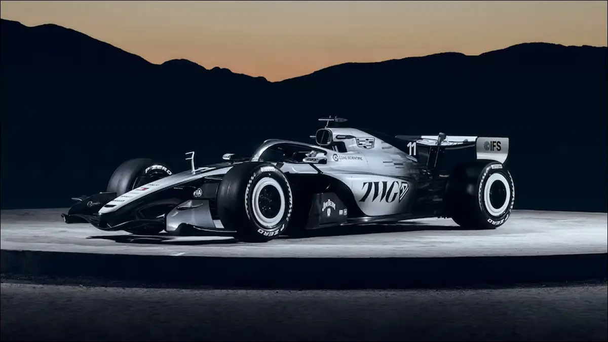 PRESENTACIÓN. El monoplaza de Cadillac se mostró en pleno entretiempo del Super Bowl.