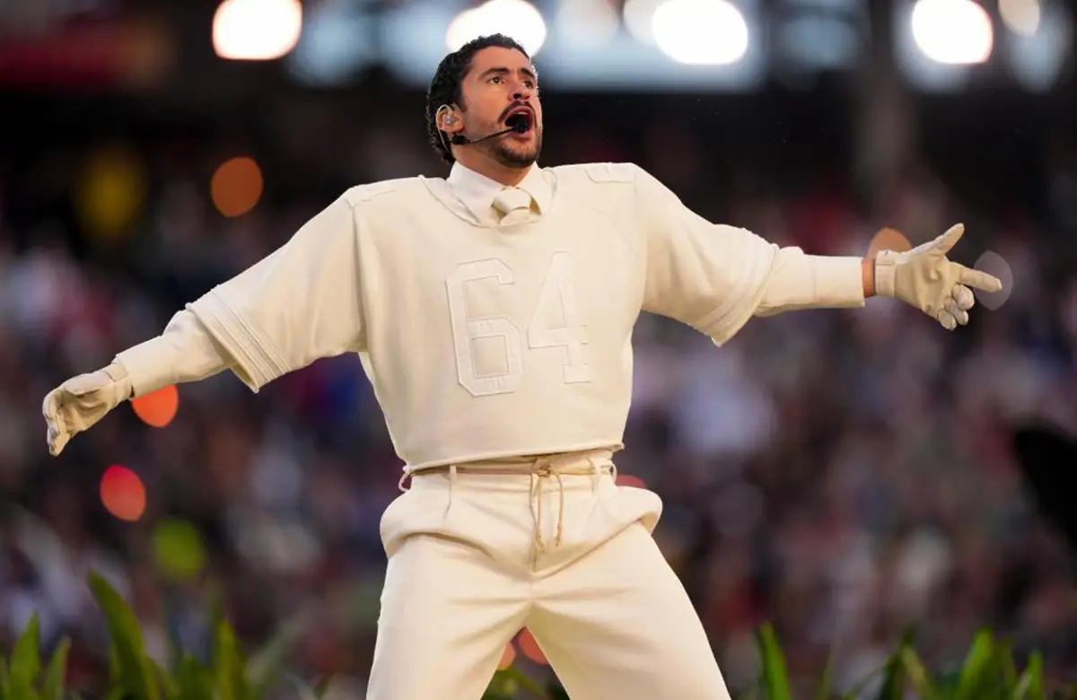 BAD BUNNY EN ESCENA. El artista puertorriqueño llevó al Super Bowl una puesta atravesada por referencias a su identidad y su trayectoria. / NFL