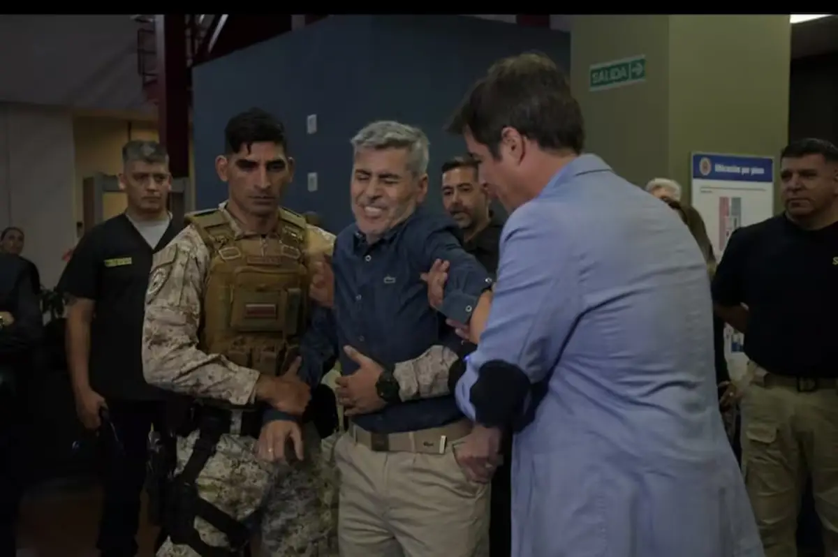 El ministro de Seguridad de Córdoba probó en él mismo un nuevo guante eléctrico de la Policía para reducir delincuentes