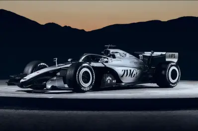 Cadillac presentó su auto de Fórmula 1 en el Super Bowl LX y un famoso director de cine lo denunció por plagio