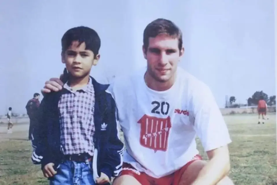 RECUERDOS. Martín Palermo y su única foto con ropa de San Martín.