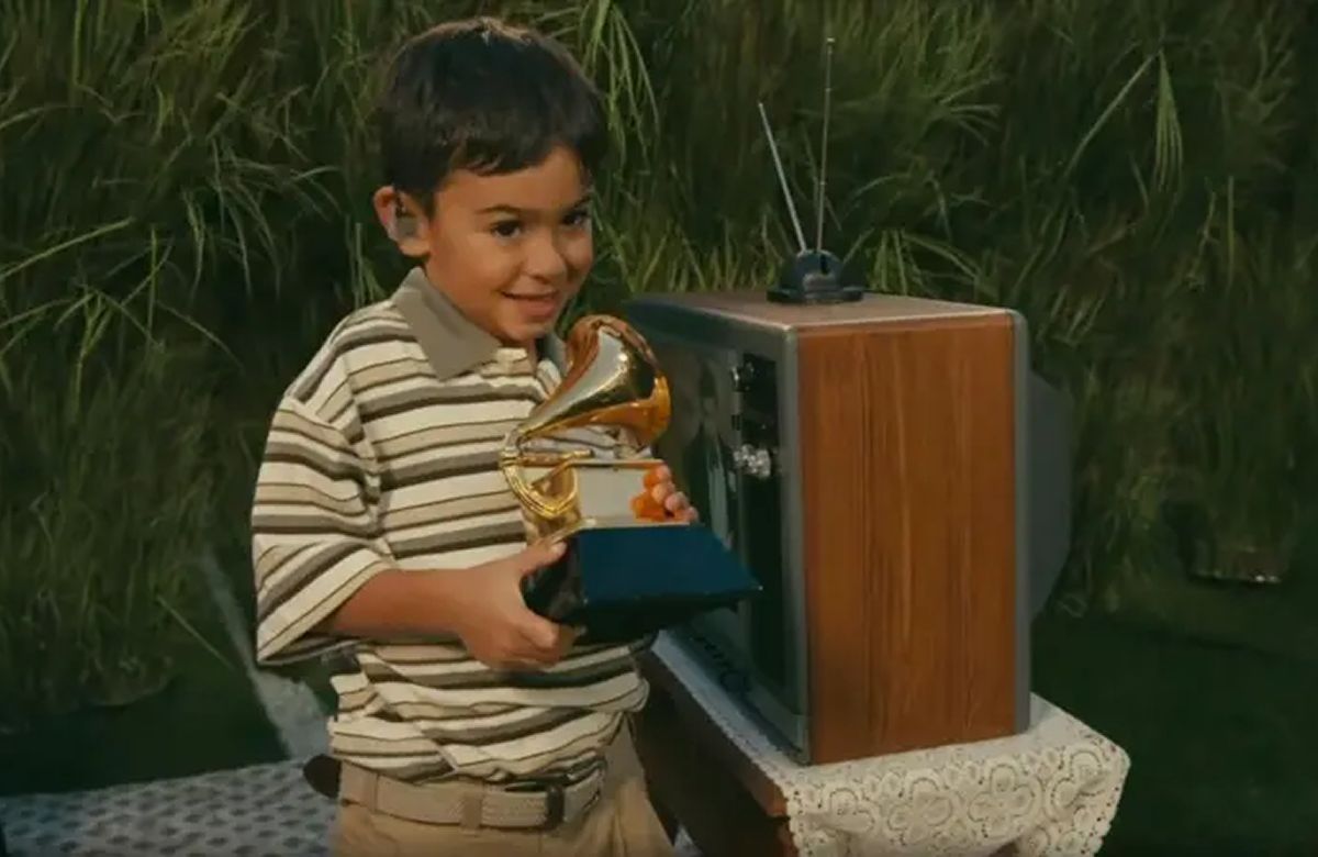 SU NIÑO INTERIOR. Bad Bunny sostuvo uno de sus premios Grammy durante el show, en un guiño a su historia personal y a la perseverancia. / NFL