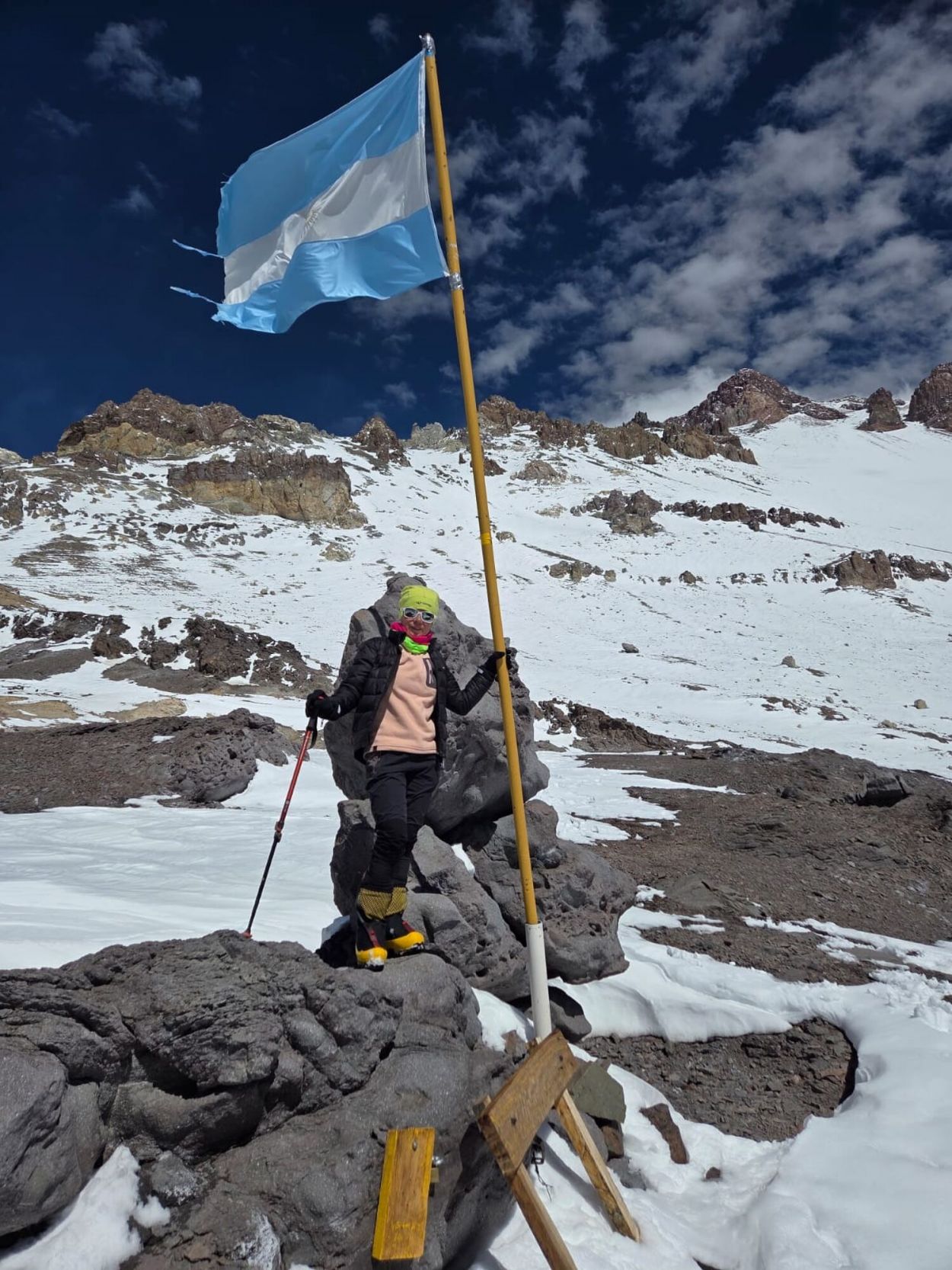 CON LA INSIGNIA. Madariaga y la bandera argentina.