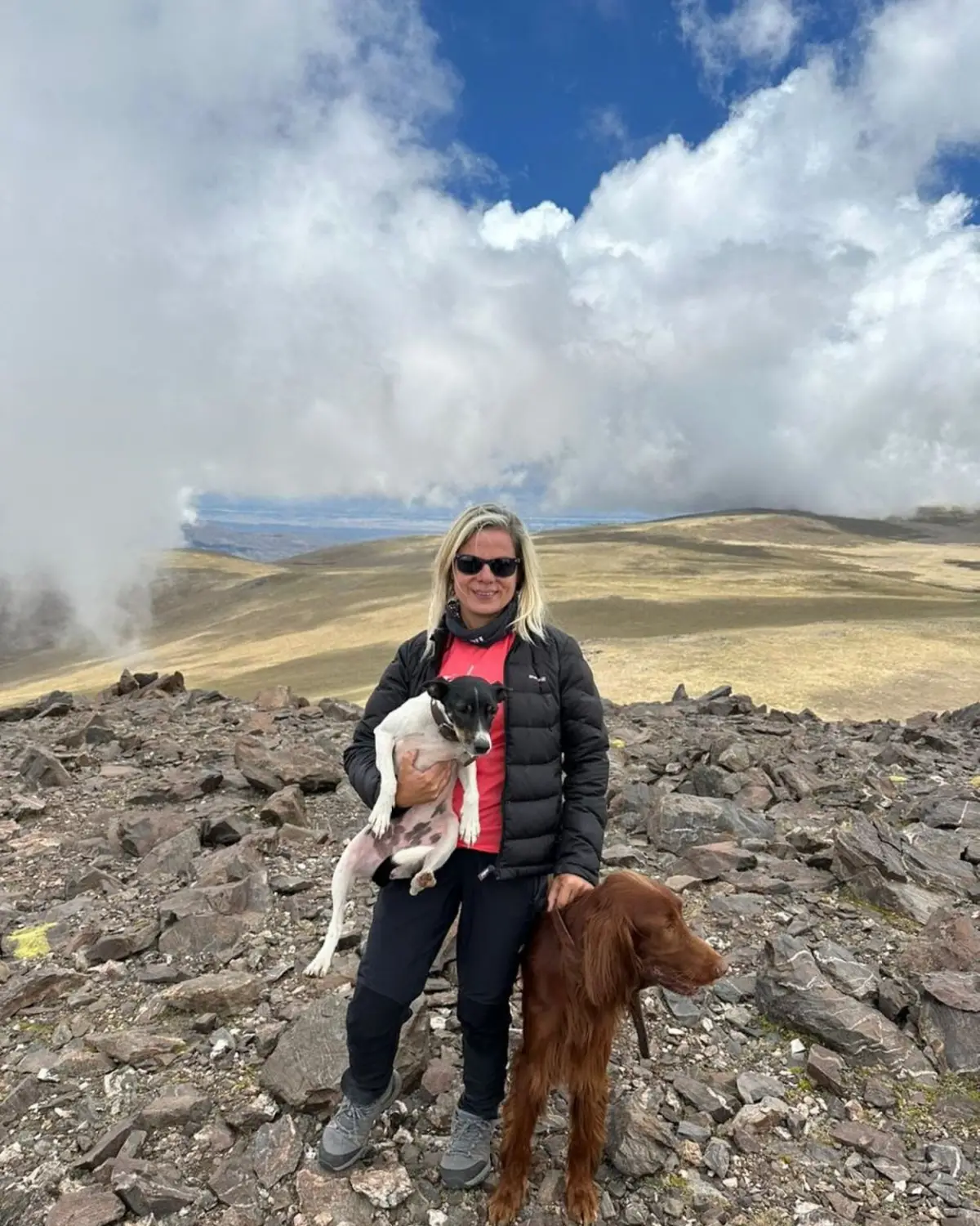 PERRITO. Laura y un particular “amigo” de la montaña.