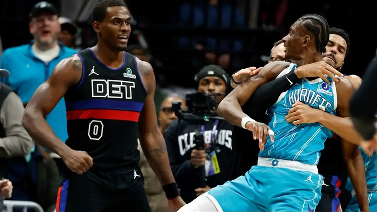 INCIDENTE. El duelo estuvo detenido varios minutos mientras separaban a los jugadores.