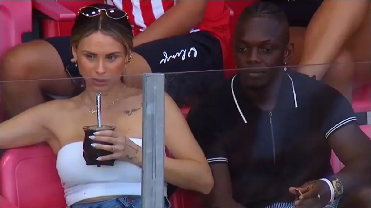 PLATEA. El delantero siguió el partido mientras avanza su transferencia.