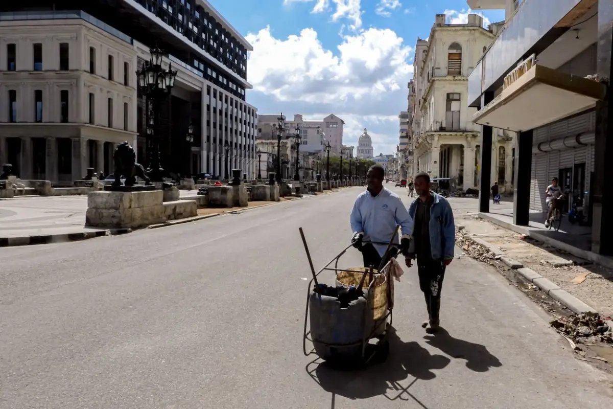 CALLES DESIERTAS. La ausencia de autos y colectivos dejó casi vacío el centro de La Habana.