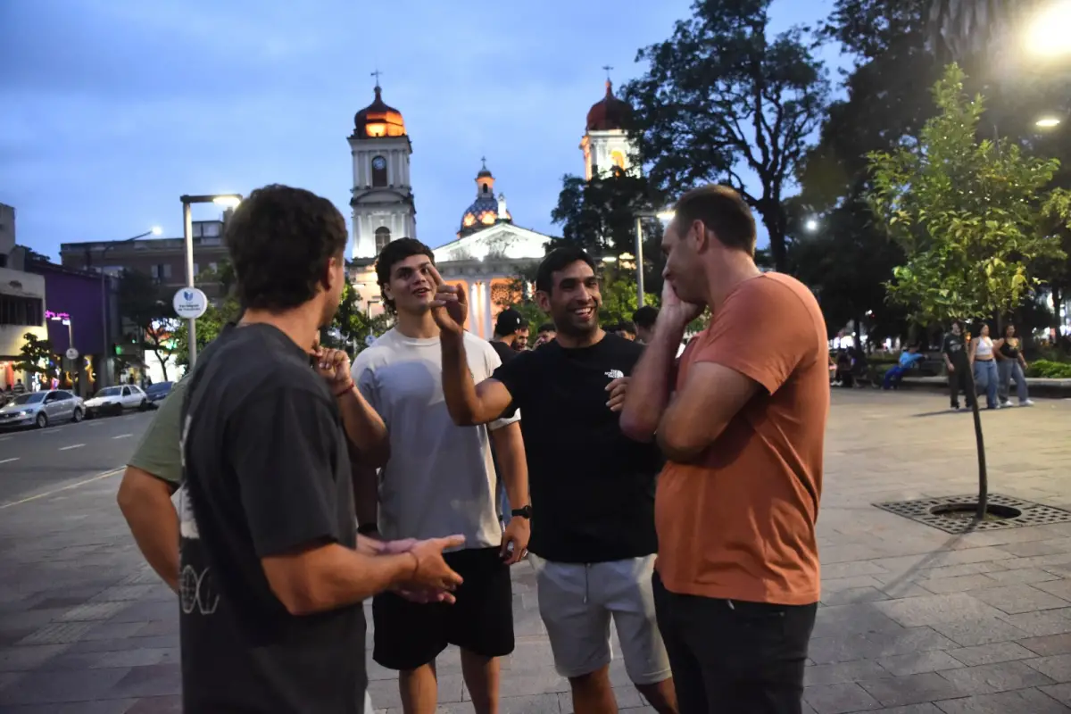 SONRIENDO. Tostao habla con Álvaro Galindo durante el recorrido a la Plaza Independencia.