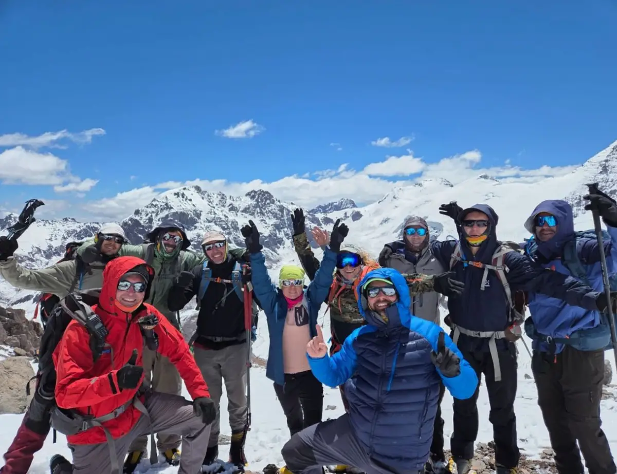 ACOMPAÑADA. Laura Madariaga durante una de sus expediciones junto con otros montañistas. La tucumana busca llegar a los siete picos más altos.
