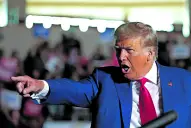 Guerra comercial y tensión interna: Donald Trump sube los aranceles globales tras el revés de la Corte