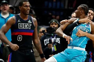 Escándalo en un partido de la NBA: golpes, invasión del campo y cinco expulsados