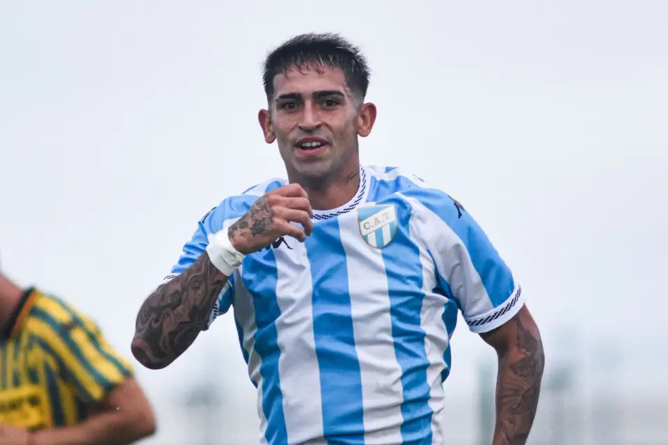PERGAMINOS. Román Fernández se presentó con gol: ya marcó para el Decano frente a Aldosivi.
