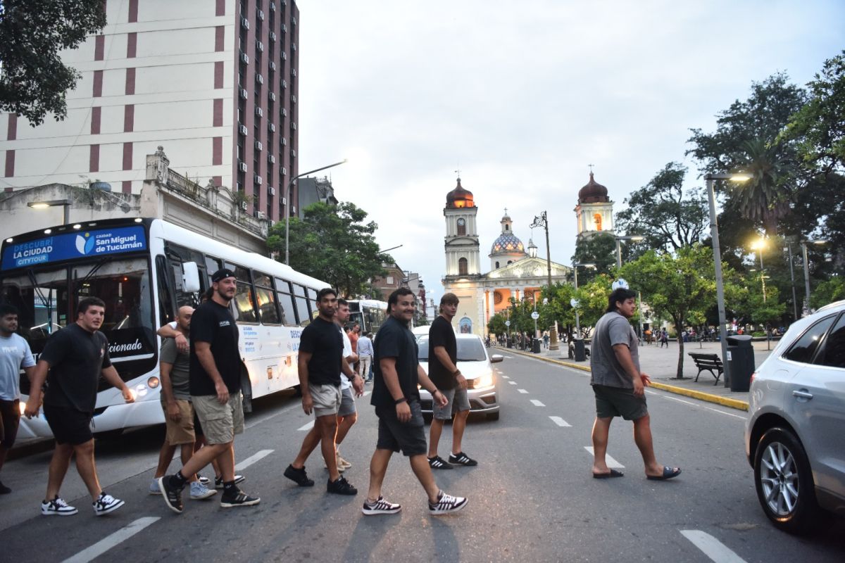 CENTRO DE LA CIUDAD. El último destino que visitaron los jugadores de Tarucas fue la Plaza Independencia.