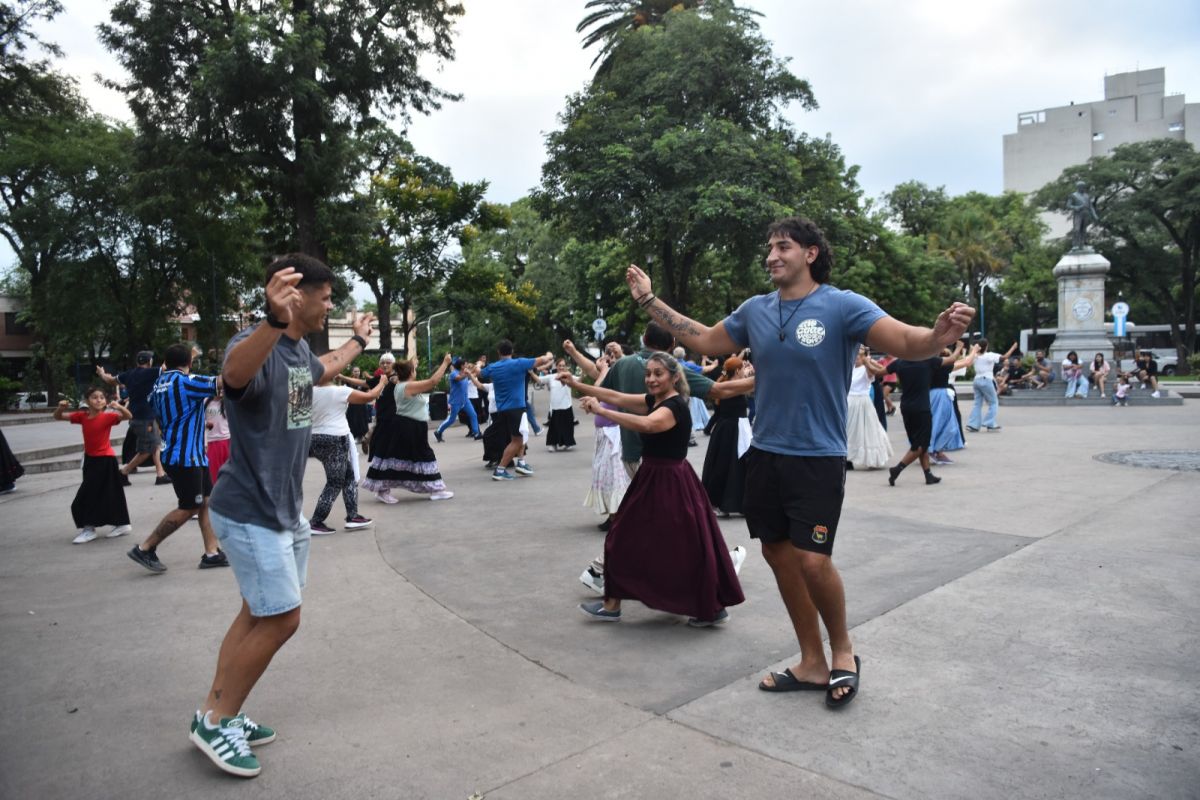 DISTENDIDOS. Asevedo y Sbrocco bailaron folclore en una clase abierta en la Plaza Belgrano.