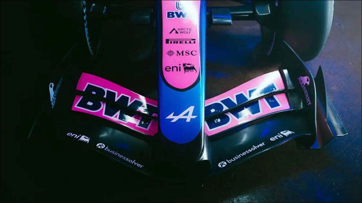 FRENTE. La configuración de la suspensión libera espacio y ordena el flujo desde el primer contacto con el viento.