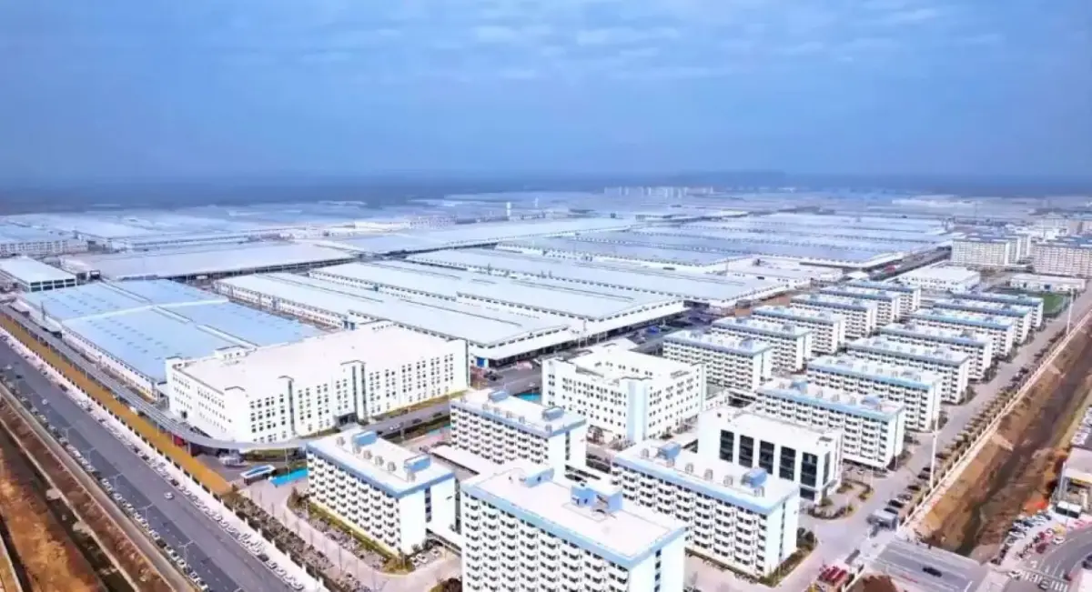 CON TODO. La fábrica está formada por decenas de edificios.