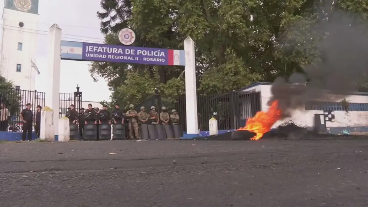 Quema de cubiertas frente a la jefatura de Policía.
