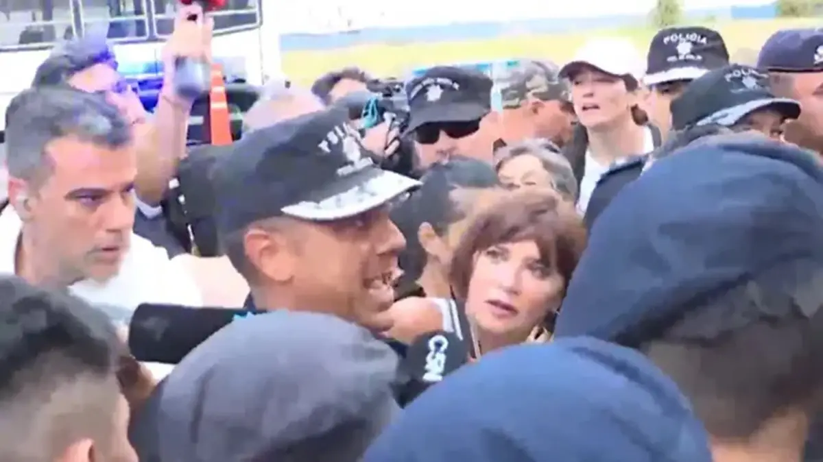 Santa Fe: agredieron y escupieron al jefe de la policía durante la protesta en Rosario