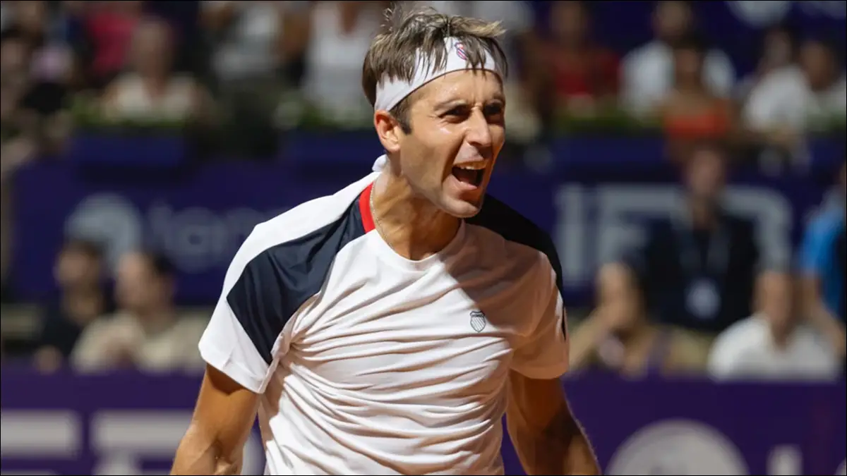 CRUCE ARGENTINO. Tomás Etcheverry (foto) y Román Burruchaga abren la jornada en el estadio Guillermo Vilas, en un duelo por los octavos de final.